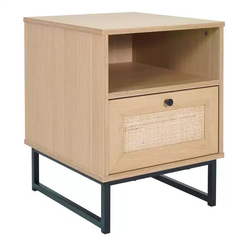 Table de chevet ou table d'appoint Mid-Century Modern avec tiroir en rotin, étagère supérieure ouverte et pieds en métal