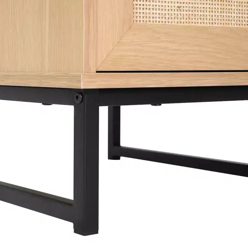 Table de chevet ou table d'appoint Mid-Century Modern avec tiroir en rotin, étagère supérieure ouverte et pieds en métal