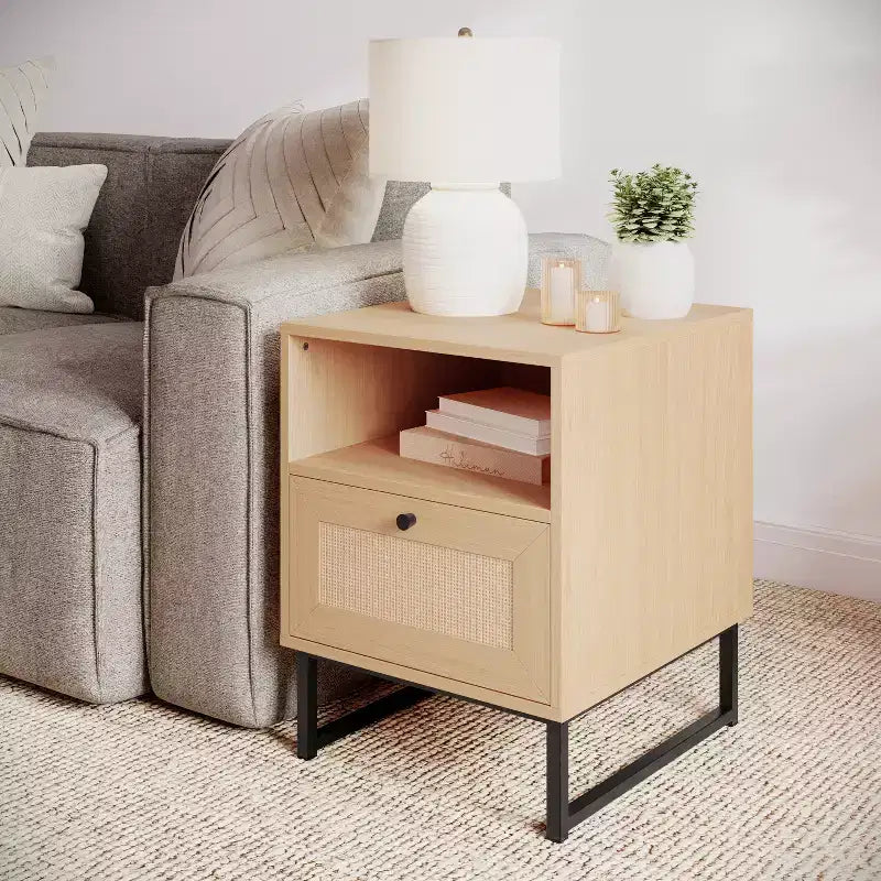 Table de chevet ou table d'appoint Mid-Century Modern avec tiroir en rotin, étagère supérieure ouverte et pieds en métal