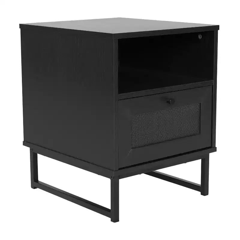 Table de chevet ou table d'appoint Mid-Century Modern avec tiroir en rotin, étagère supérieure ouverte et pieds en métal