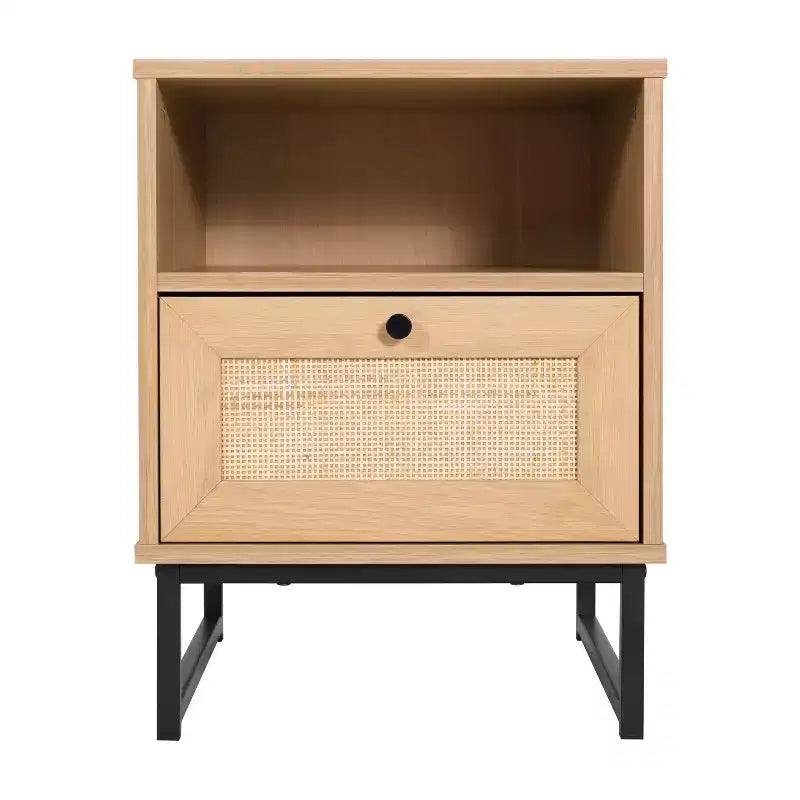 Table de chevet ou table d'appoint Mid-Century Modern avec tiroir en rotin, étagère supérieure ouverte et pieds en métal
