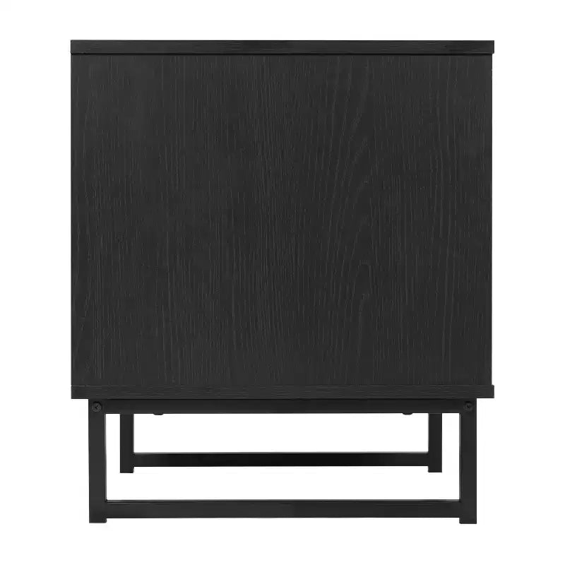 Table de chevet ou table d'appoint Mid-Century Modern avec tiroir en rotin, étagère supérieure ouverte et pieds en métal