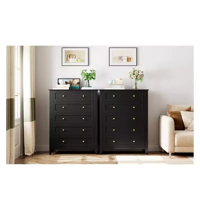 Commode en bois à cinq tiroirs profonds et poignées métalliques