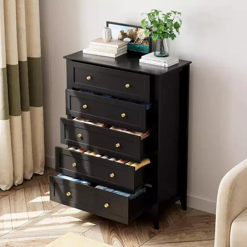 Commode en bois à cinq tiroirs profonds et poignées métalliques