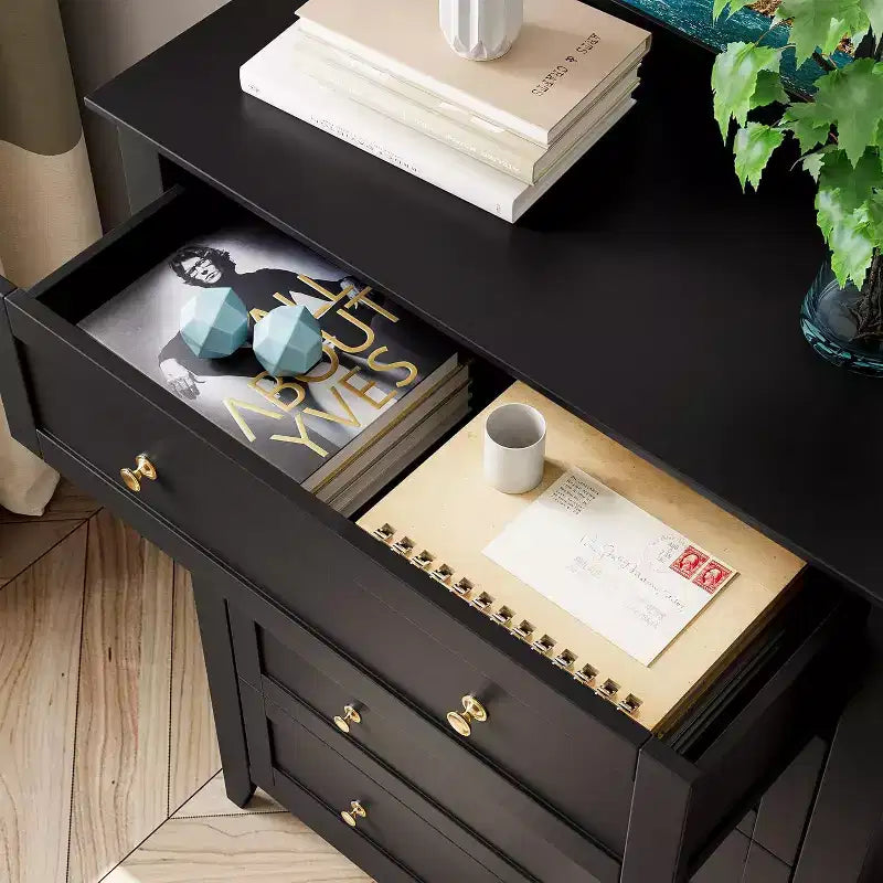 Commode en bois à cinq tiroirs profonds et poignées métalliques