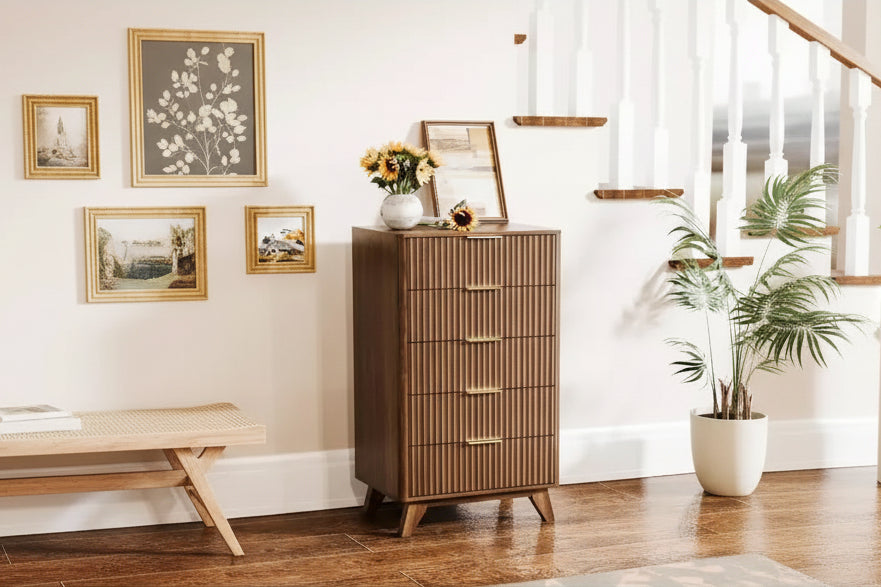 Commode haute cannelée à 5 tiroirs, commode de 60 cm de large, commode en bois de noyer pour chambre à coucher de style moderne du milieu du siècle